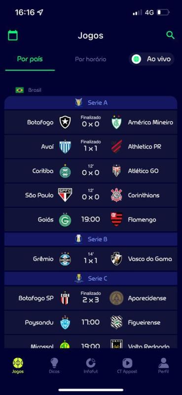 Tela de jogos do aplicativo Appost em tema escuro listando partidas ao vivo do Brasileirão.