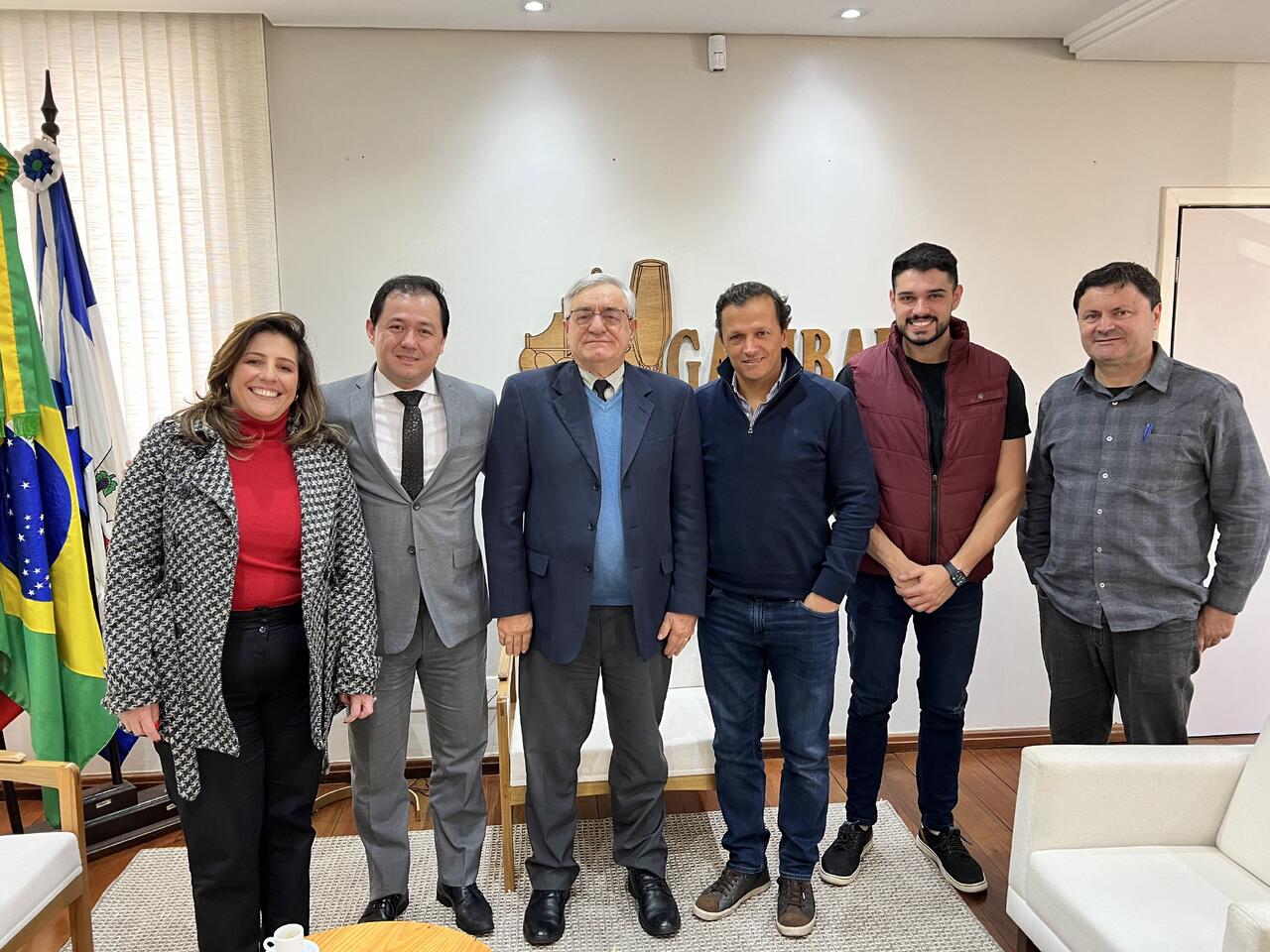 Bruno Prates em reunião institucional com autoridades locais em gabinete oficial.